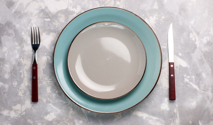 Zastawa stołowa – jak prawidłowo ułożyć sztućce i talerze?